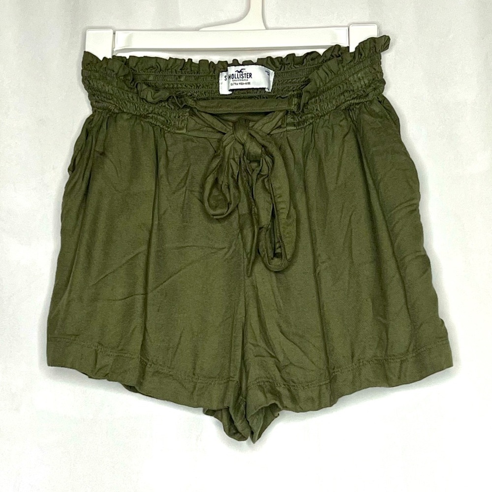 Hollister High Waisted Paper-bag Green Shorts in Women’s Size Small